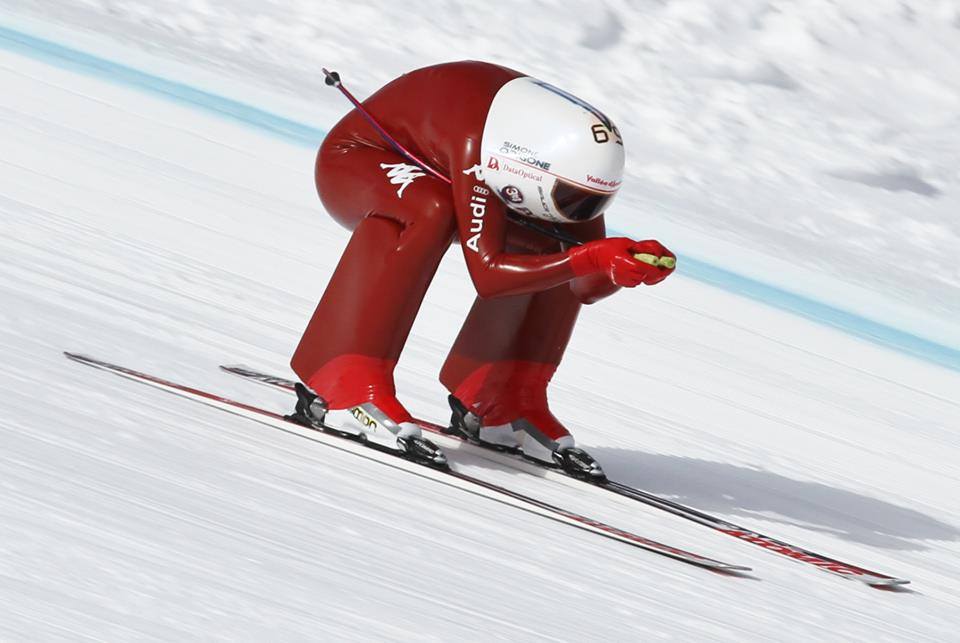 LO SCIATORE ROSSO VELOCE COME UNA FERRARI